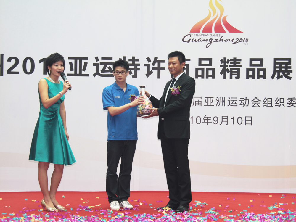 【亚运会】奥运冠军杨景辉获赠亚运之花